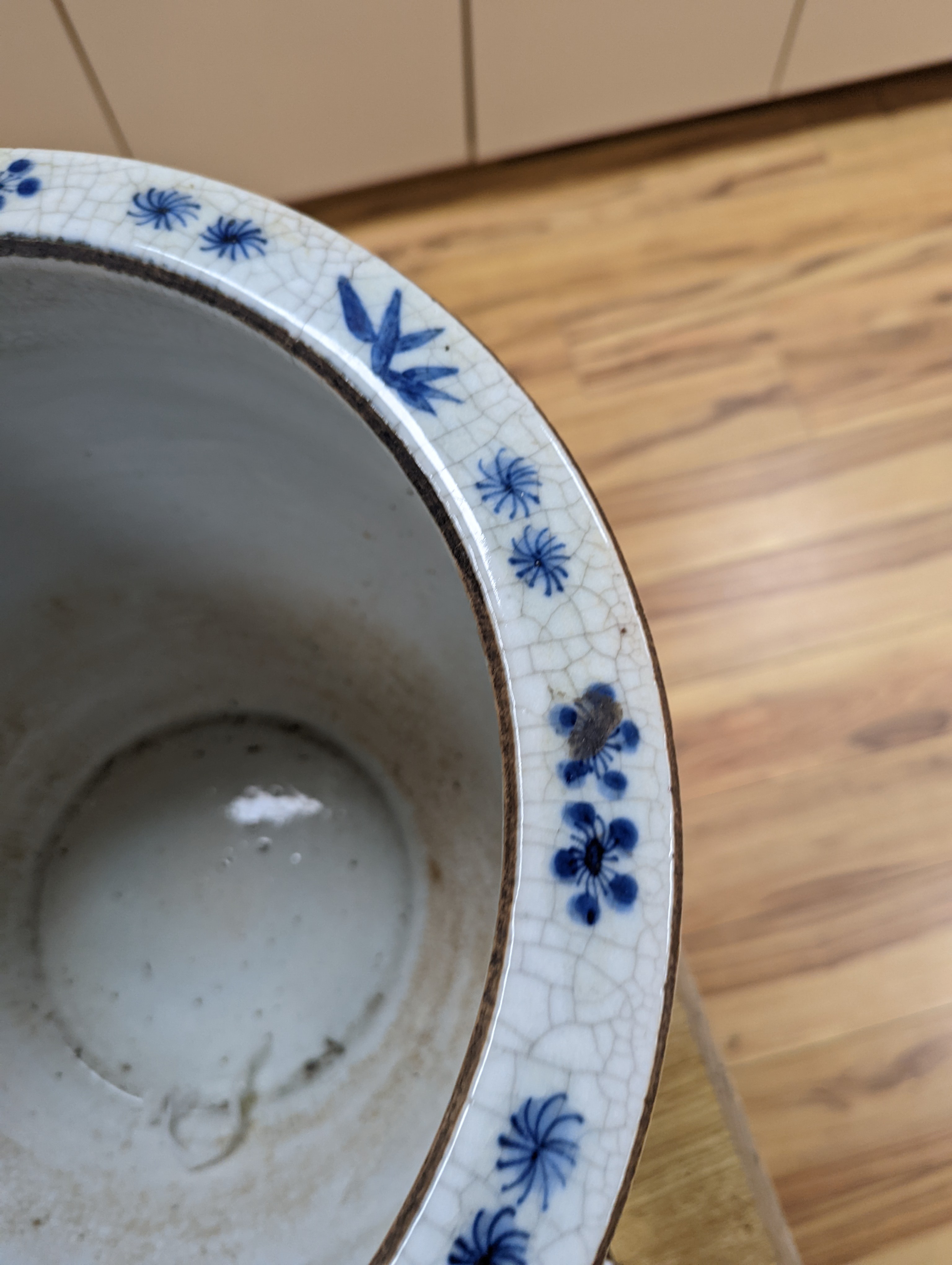 A late 19th/early 20th century Chinese blue and white crackleglaze jardiniere 30cm